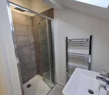 Merthyr Tydfil Apartamento | Perfect Location 3 Bed Serviced apartment with Bike Storage for BPW. Close to Brecon Beacons