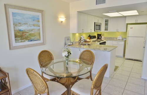 Englewood Villa | Segundo piso Un dormitorio con ascensor, vista al puerto deportivo y acceso a la piscina A1221MB