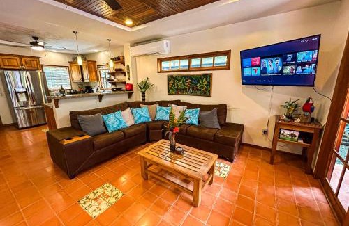 Dominical Casa | Perfect Location! Beach & Market 100m Away