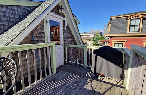 Oak Bluffs Apartamento | La ubicación es perfecta! Por la playa, puerto y ciudad! Gorgeous Gingerbread Arriba aptmt