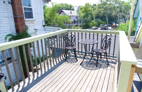 Oak Bluffs Apartamento | La ubicación es perfecta! Por la playa, puerto y ciudad! Gorgeous Gingerbread Arriba aptmt