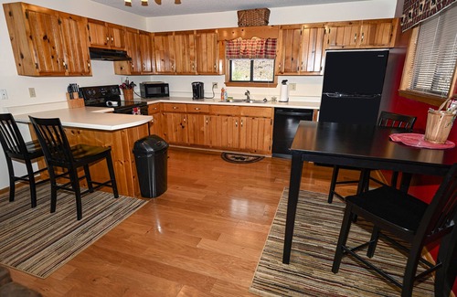 Murphy Cabina | Perfect Location, Close to town, Pet Friendly Cabin with a View, NEW HOT TUB