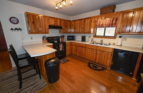 Murphy Cabina | Perfect Location, Close to town, Pet Friendly Cabin with a View, NEW HOT TUB