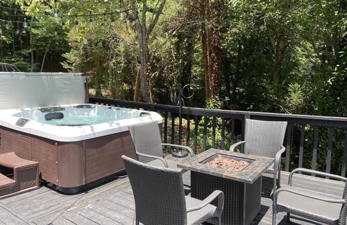 Murphy Cabina | Perfect Location, Close to town, Pet Friendly Cabin with a View, NEW HOT TUB