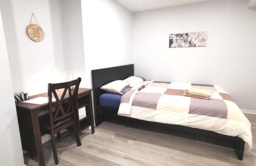 Hurontario Apartamento | Perfect location comfort private house lower level 2 bedroom unit