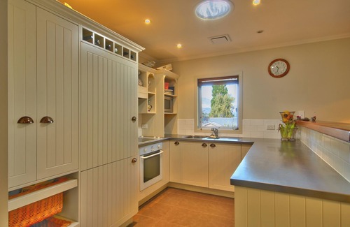Frankton Casa | Perfect Location. Cute as holiday home in the heart of old Frankton.