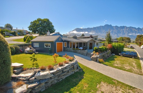 Frankton Casa | Perfect Location. Cute as holiday home in the heart of old Frankton.