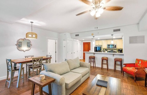 Baytowne Wharf Condominio | UBICACIÓN PERFECTA !!! Renovado 1BR / 2BA Bayside Balcón Cubierta, TRAM