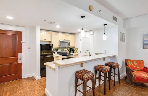 Baytowne Wharf Condominio | UBICACIÓN PERFECTA !!! Renovado 1BR / 2BA Bayside Balcón Cubierta, TRAM