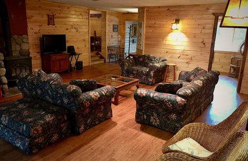 North Creek Casa | Perfect location right on the upper Hudson River. Just 5 miles from Gore