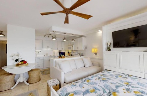 Historic Lahaina Front Street Apartamento | Perfect location & Unbelievable Views at Lahaina Roads