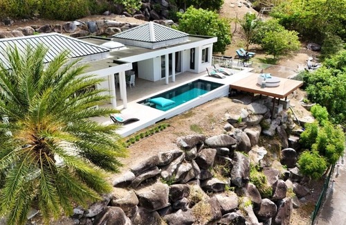 Anse Marcel Villa | Nueva villa privada moderna con vistas al océano y la playa de Anse Marcel