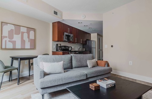 Mount Vernon Triangle Apartamento | Perfect Mt Vernon 1BR w/ Gym, Pool & Security, near Metro, by Blueground