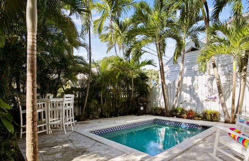 Key West Historic District Cabaña | Perfect Pineapple by Avantstay Pet Friendly w/ Pool! Month Long Stays Only