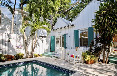 Key West Historic District Cabaña | Perfect Pineapple by Avantstay Pet Friendly w/ Pool! Month Long Stays Only
