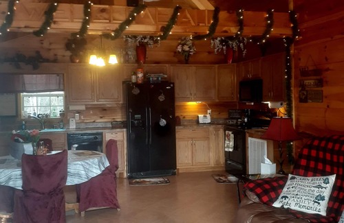 Westpoint Cabina | Perfect Privately Located Honeymoon Cabin on the Creek with Jacuzzi