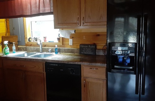 Westpoint Cabina | Perfect Privately Located Honeymoon Cabin on the Creek with Jacuzzi