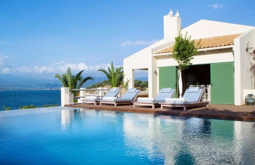 Amfilochia Villa | Villa Amalia. Duerme 18. Gran finca frente al mar con piscina y plataforma de yoga