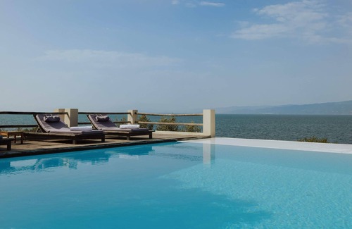 Amfilochia Villa | Villa Amalia. Duerme 18. Gran finca frente al mar con piscina y plataforma de yoga