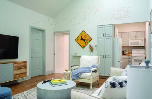 Saugerties Casa | PERFECT RETREAT Privacy & Relaxing, Hot Tub, WiFi, 2 Fireplaces, Outdoor Kitchen