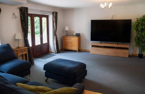 Whitchurch Casa | Perfect Retreat With Parking Garden & Great Views