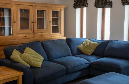 Whitchurch Casa | Perfect Retreat With Parking Garden & Great Views