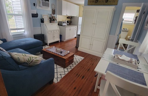 Venice Cabaña | Perfect Riverside Getaway! Enjoy Hiking, Kayaking, or Relaxing by the Firepit!