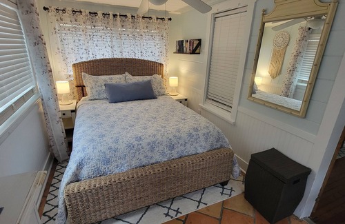 Venice Cabaña | Perfect Riverside Getaway! Enjoy Hiking, Kayaking, or Relaxing by the Firepit!
