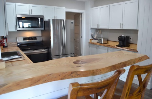 Sunbury Casa | Perfect size for 2 next Sunbury Crab Co Restaurant