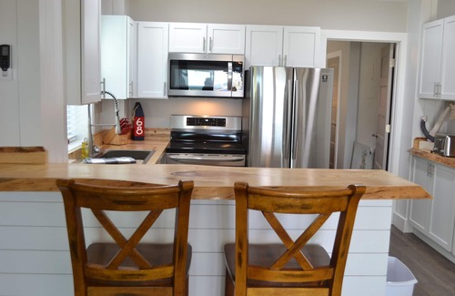Sunbury Casa | Perfect size for 2 next Sunbury Crab Co Restaurant
