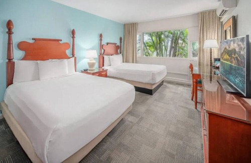 Kahului Hotel | Perfect stay in Maui! Serene Beachside Room Perfect for Couple Getaways