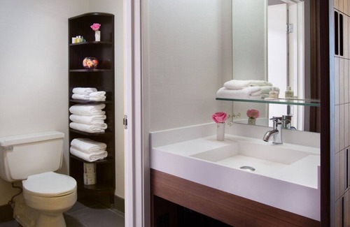 Wilburton Casa | Comfort and Convenience! Free Parking, Outdoor Pool, Near Bellevue Square