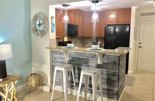 Downtown Dunedin Condominio | Perfecto atardecer condominio costero. Camina hasta Waterfront y Downtown Main Street.