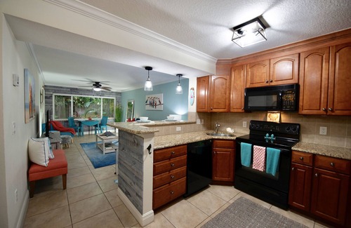 Downtown Dunedin Condominio | Perfecto atardecer condominio costero. Camina hasta Waterfront y Downtown Main Street.