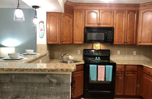 Downtown Dunedin Condominio | Perfecto atardecer condominio costero. Camina hasta Waterfront y Downtown Main Street.