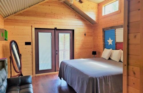 Pipe Creek Casa | Perfect Texas Glamping in this Cozy Log Cabin Rental for 4 near Austin