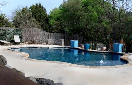 Pipe Creek Casa | Perfect Texas Glamping in this Cozy Log Cabin Rental for 4 near Austin