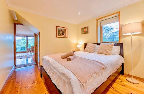 Wonga Park Casa | Perfect View Retreat in Forest