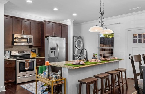 Auburn Condominio | Perfect Walkable 2/2.5 Game Day Condo in Auburn with Tailgate parking spot!