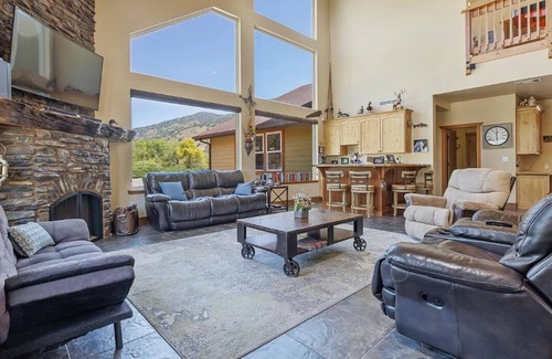 Springville Otro | Perfect Wedding Party House, Just a Block from the Springville RANCH!