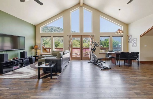Springville Otro | Perfect Wedding Party House, Just a Block from the Springville RANCH!