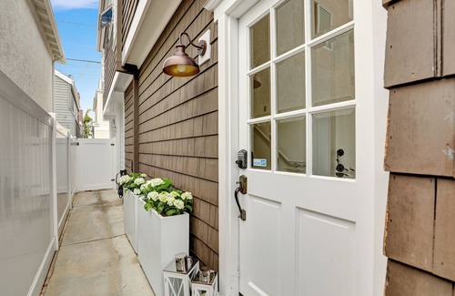Corona del Mar Condominio | ¡Perfección por el mar! A 3 cuadras del agua en Corona Del Mar.