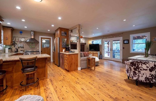 Ponderosa Palisades Casa | Perfectly Appointed, Close to Downtown w/ Summer Backyard Oasis & Hi Speed Wifi