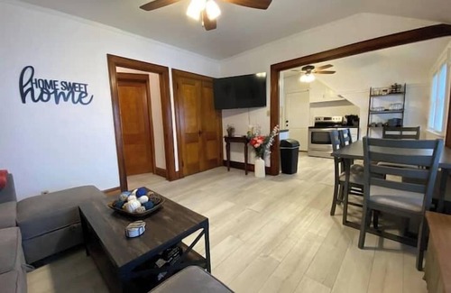 West Allis Apartamento | Perfectly Convenient MKE Location 2 BR Upper!