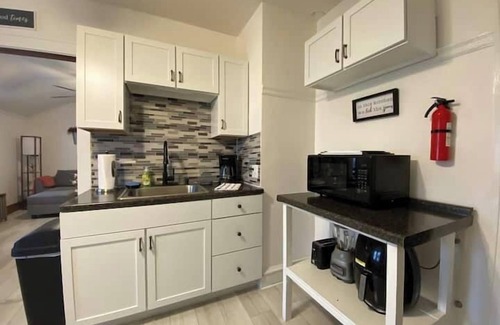 West Allis Apartamento | Perfectly Convenient MKE Location 2 BR Upper!