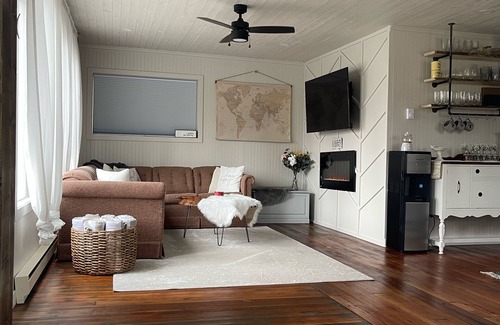 Dunnottar Cabaña | Perfectly Imperfect 2BR 5★ Lakeview Cottage/Iconic Pier