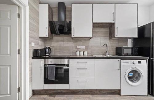 Peterborough Apartamento | Perfectly Located 2-Bed w/ Free Private Parking
