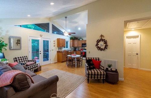 Sylva Cabina | Perfectly Located Mountain Cabin with Breathtaking, Long Range Views!
