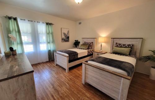 Pico - Robertson Apartamento | Perfectly located Pico Robertson 3 bedroom apartment Walk to restaurants WIFI TV Game Console Parking 5 minutes to Rodeo Drive