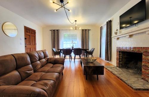 Pico - Robertson Apartamento | Perfectly located Pico Robertson 3 bedroom apartment Walk to restaurants WIFI TV Game Console Parking 5 minutes to Rodeo Drive